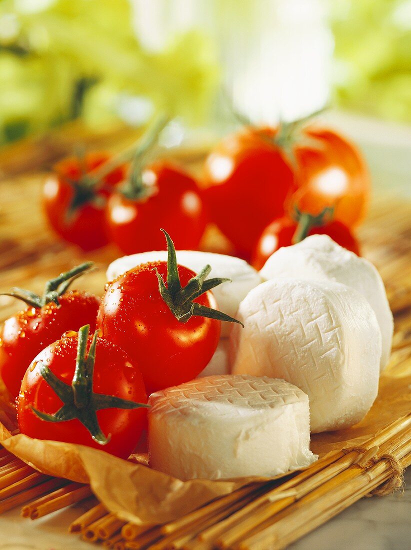 Ziegenfrischkäse & frische Tomaten auf Schilfmatte