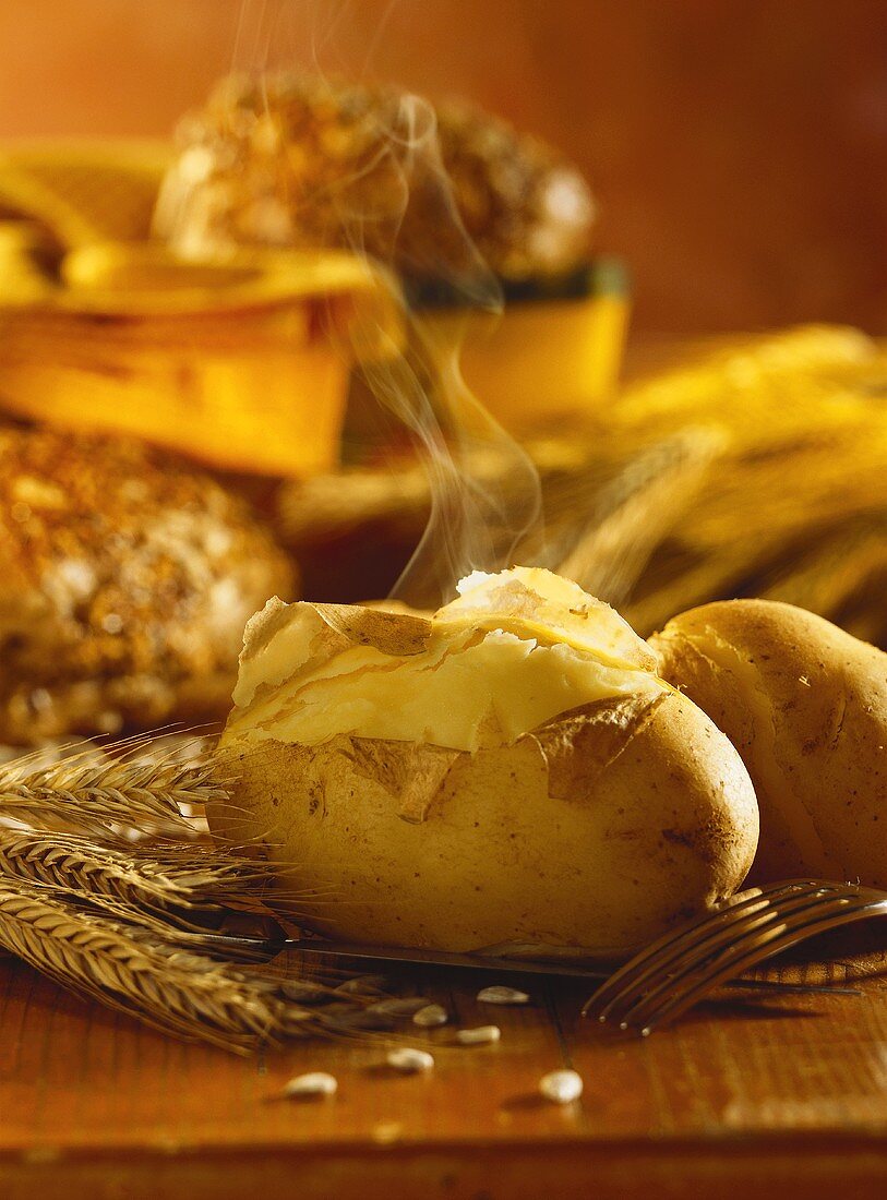 Dampfende gekochte Kartoffeln mit aufgeplatzter Schale
