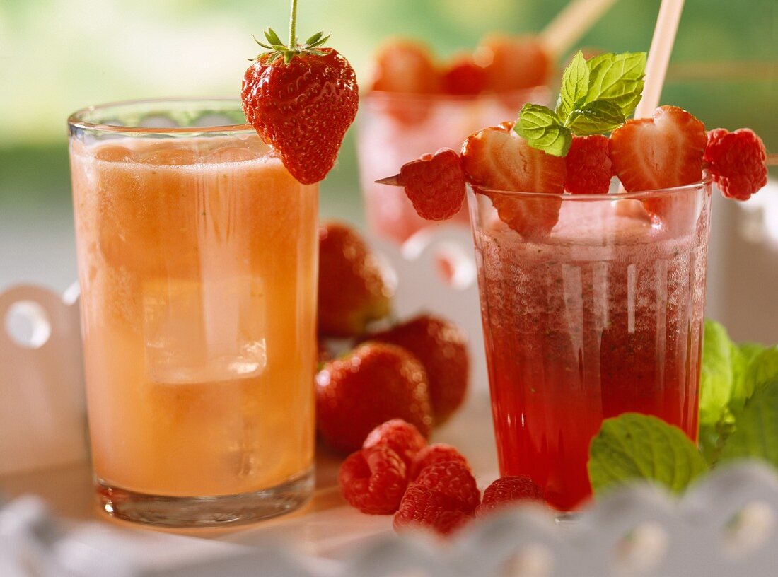 Fitness-Drink mit Erdbeere & Beeren-Minze-Saft mit Spiesschen