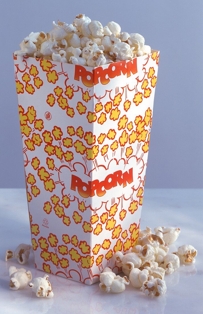 Popcorn in Tüte auf hellem Untergrund