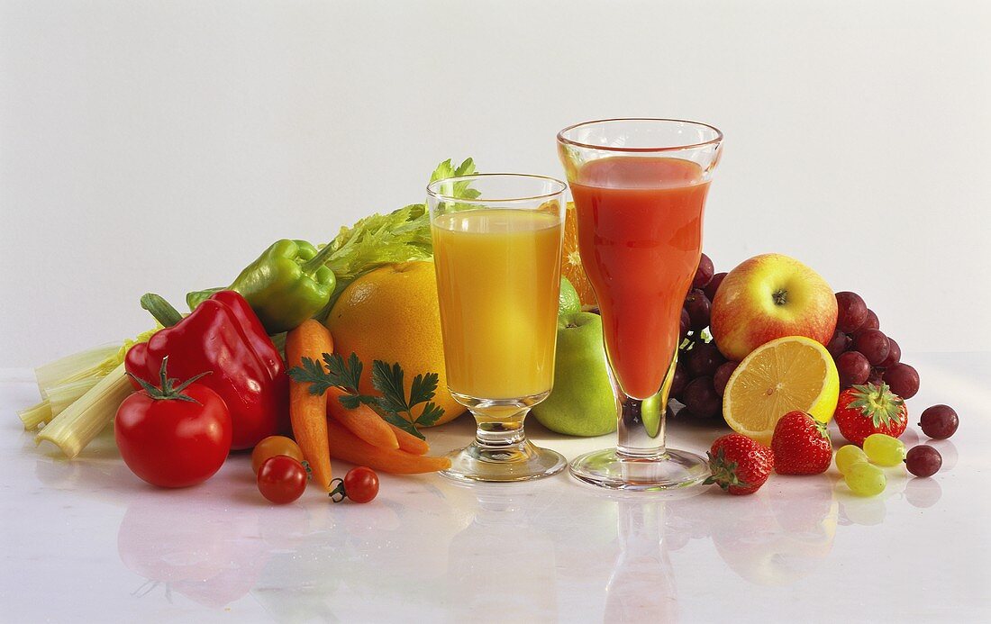 Fruit & vegetable juice in glass, fresh fruit & vegetables