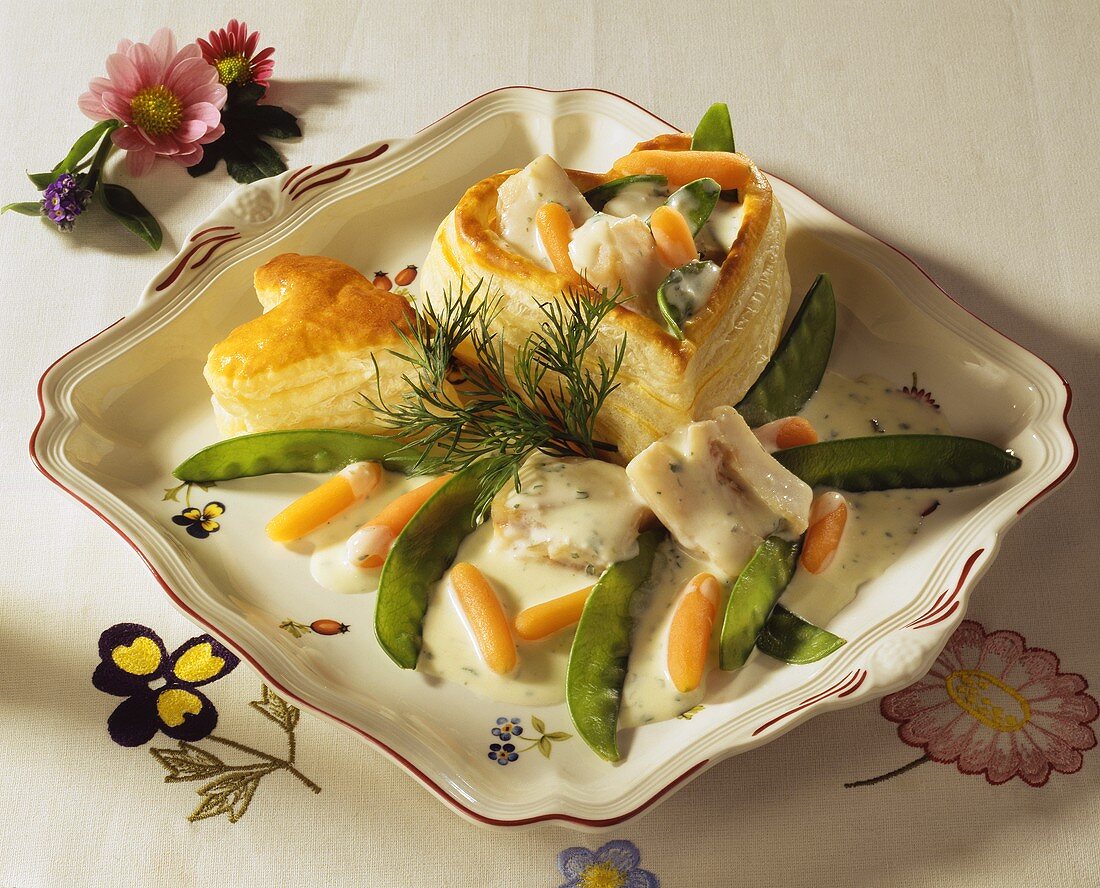 Pasteten-Herz mit Ragout aus Seelachs, Möhren, Zuckerschoten