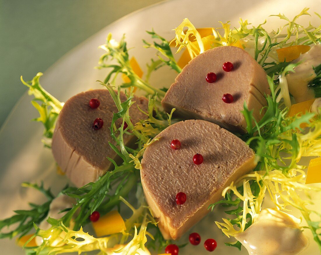 Thunfischmousse, drei Scheiben auf Friseesalat; Preiselbeeren