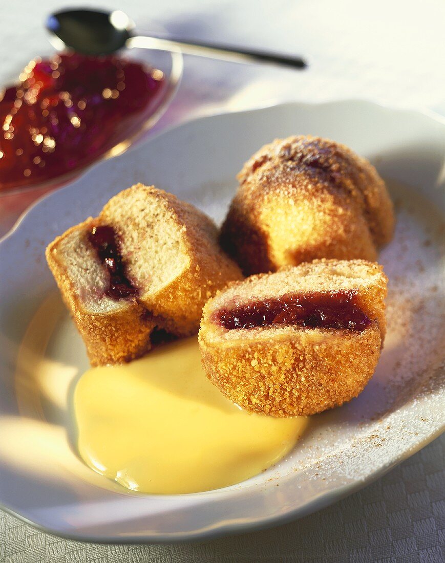 Arme Ritter mit Marmelade, Zimtzucker und Vanillesauce