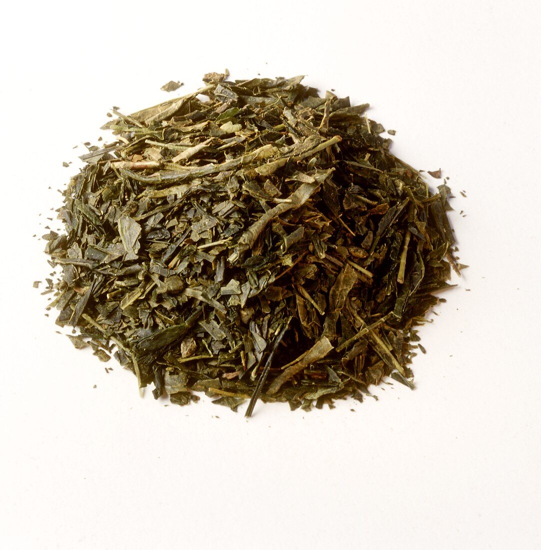Grüner Tee (getrocknete Teeblätter) auf weißem Untergrund