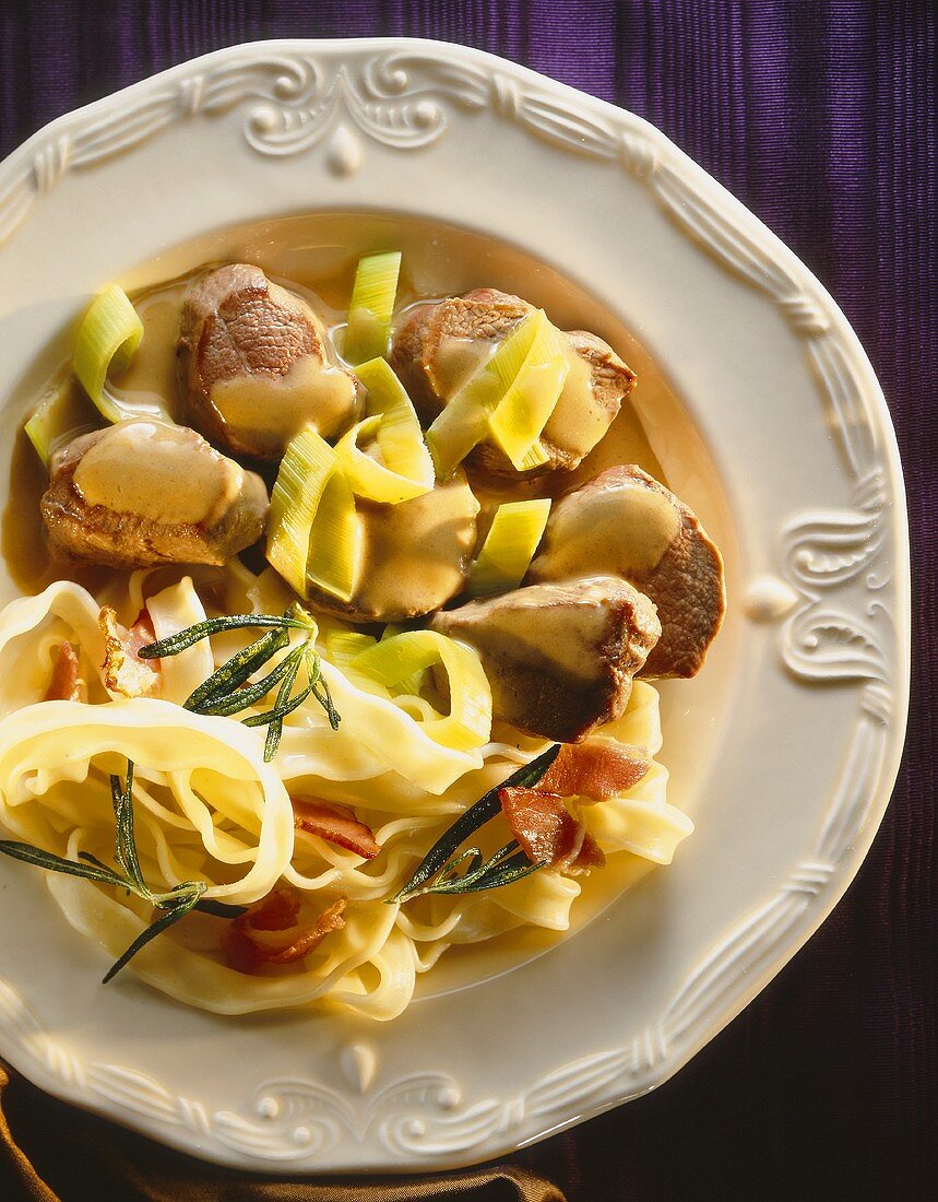 Hasenragout in Sahnesauce mit Bandnudeln auf Teller