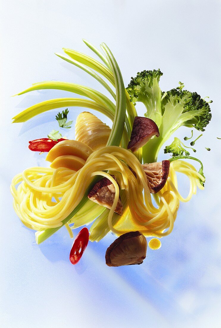 Chinesische Spaghetti mit Koriander und Gemüse auf Glasplatte