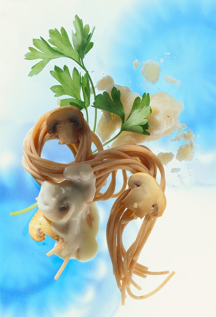 Spaghetti mit Pilzen, Petersilie, Parmesan auf Glasplatte