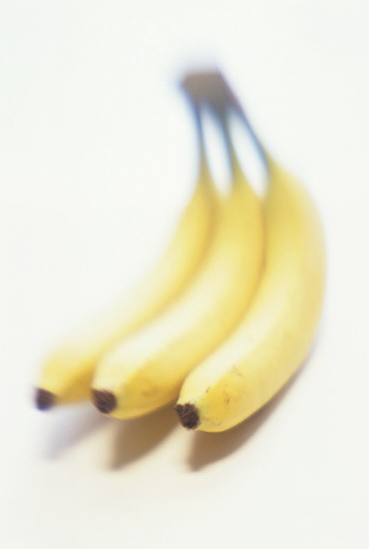 Drei Bananen auf weißem Untergrund