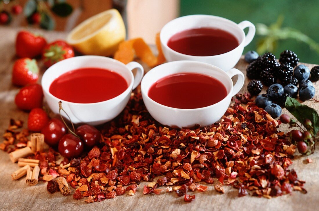Red fruit teas between fresh and dried fruits 