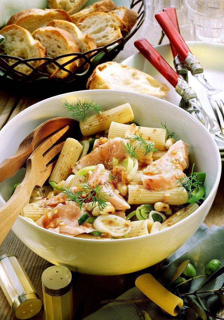 Rigatoni-Salat mit Lachs, Lauch und Erdnüssen in Schüssel