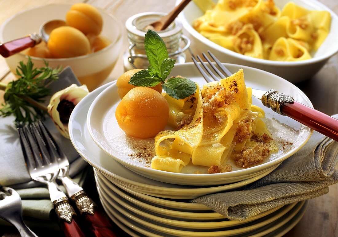 Pappardelle mit Zimtzucker und frischen Aprikosen auf Teller