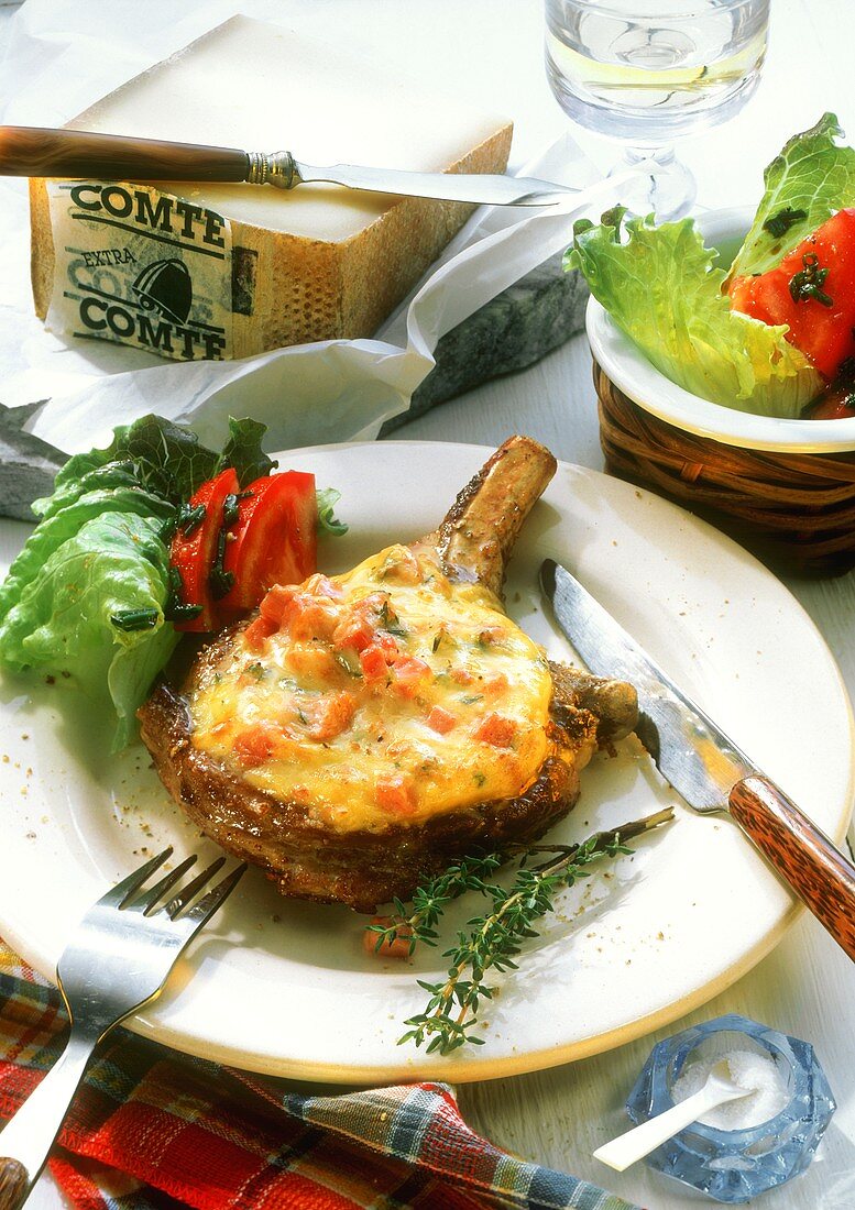 Schweinekotelett mit Käse (Comté) überbacken und Salat