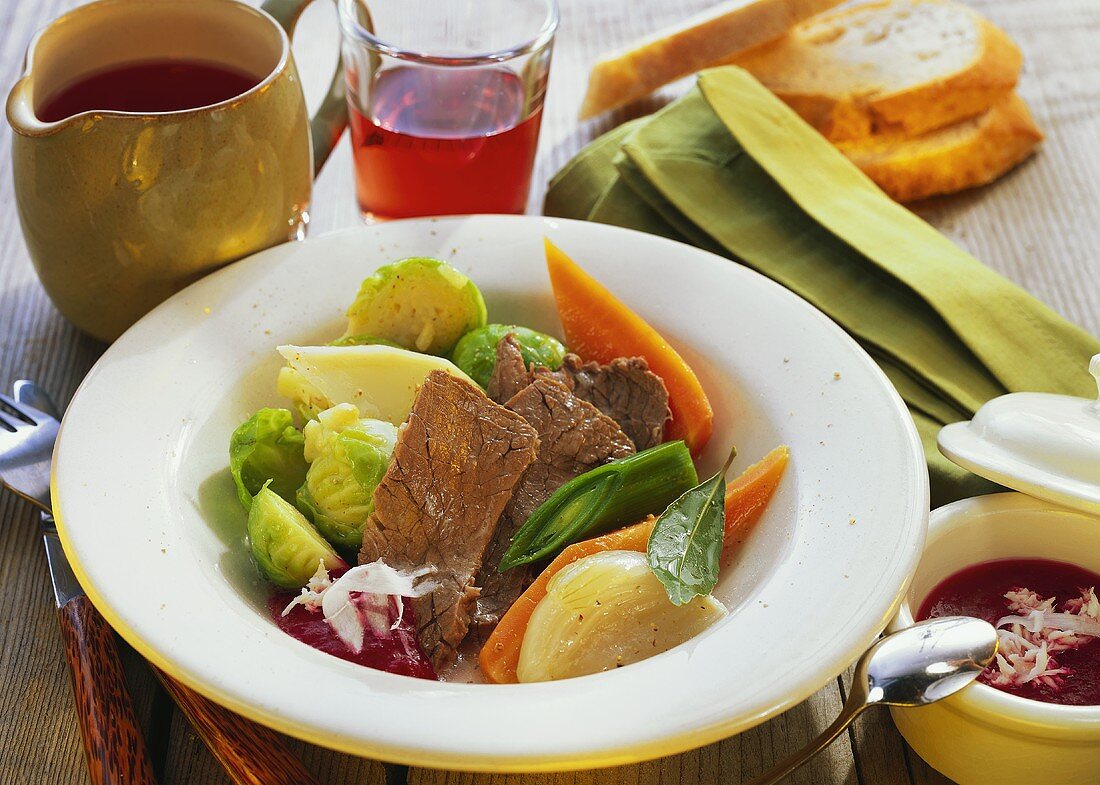 Rindfleisch mit Gemüse und Rote-Bete-Sauce auf Teller