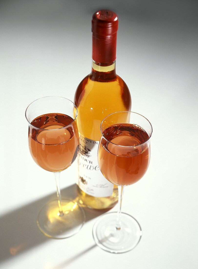 Zwei Gläser Rosewein vor einer Roseflasche