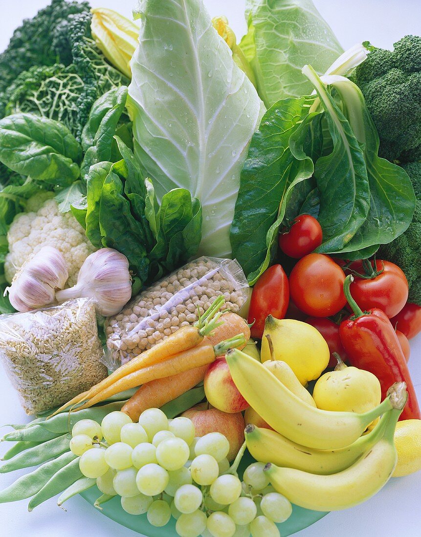 Gemüsestillleben mit Möhren, Obst,Reis,Kichererbsen auf Teller