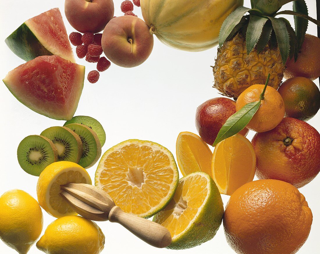Früchtestilleben mit Zitronenauspresser, um den Bildrand
