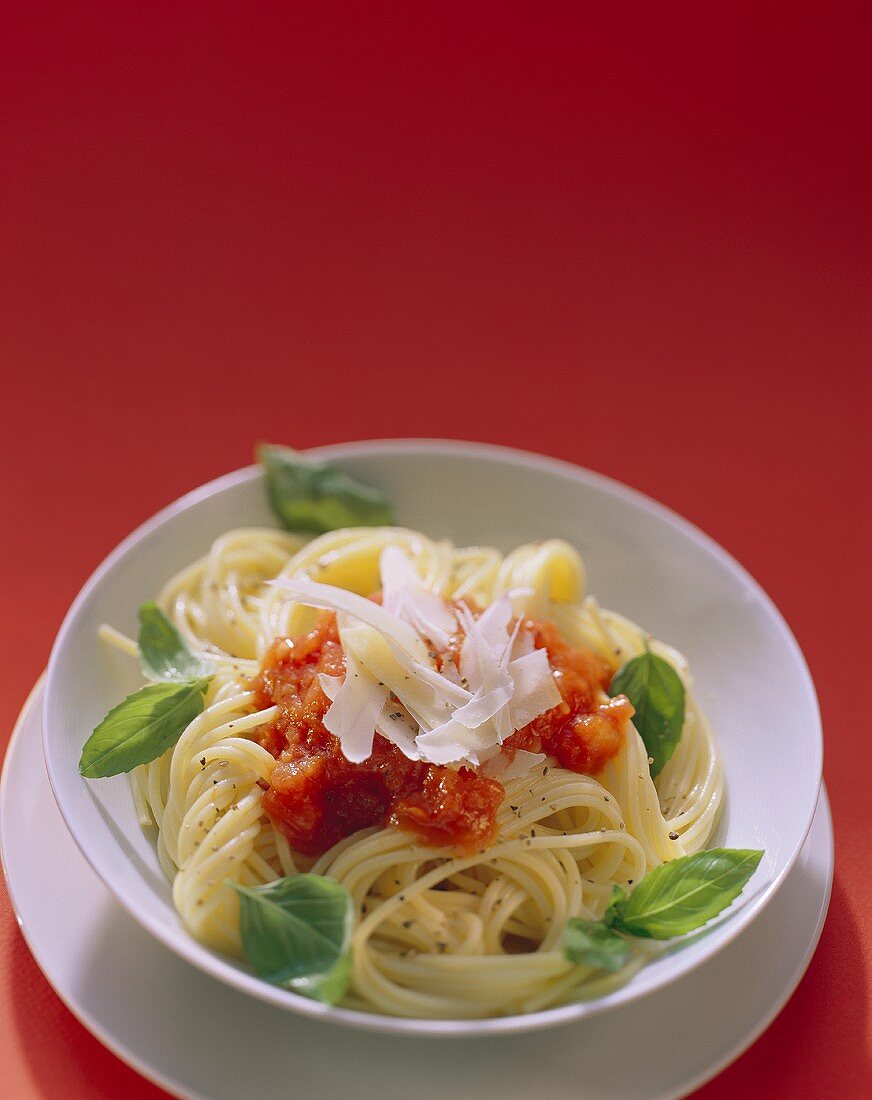 Spaghetti with tomato sauce, basil and Parmesan shavings