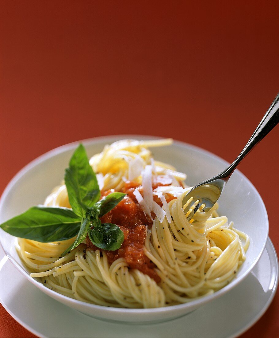 Spaghetti al pomodoro (Nudeln mit Tomatensauce & Basilikum)