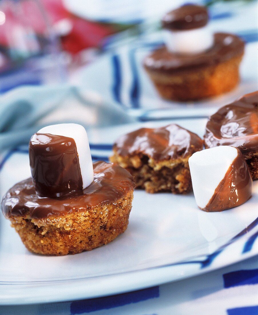 Marshmallow-Muffins mit Schokoladenguss und Marshmallows