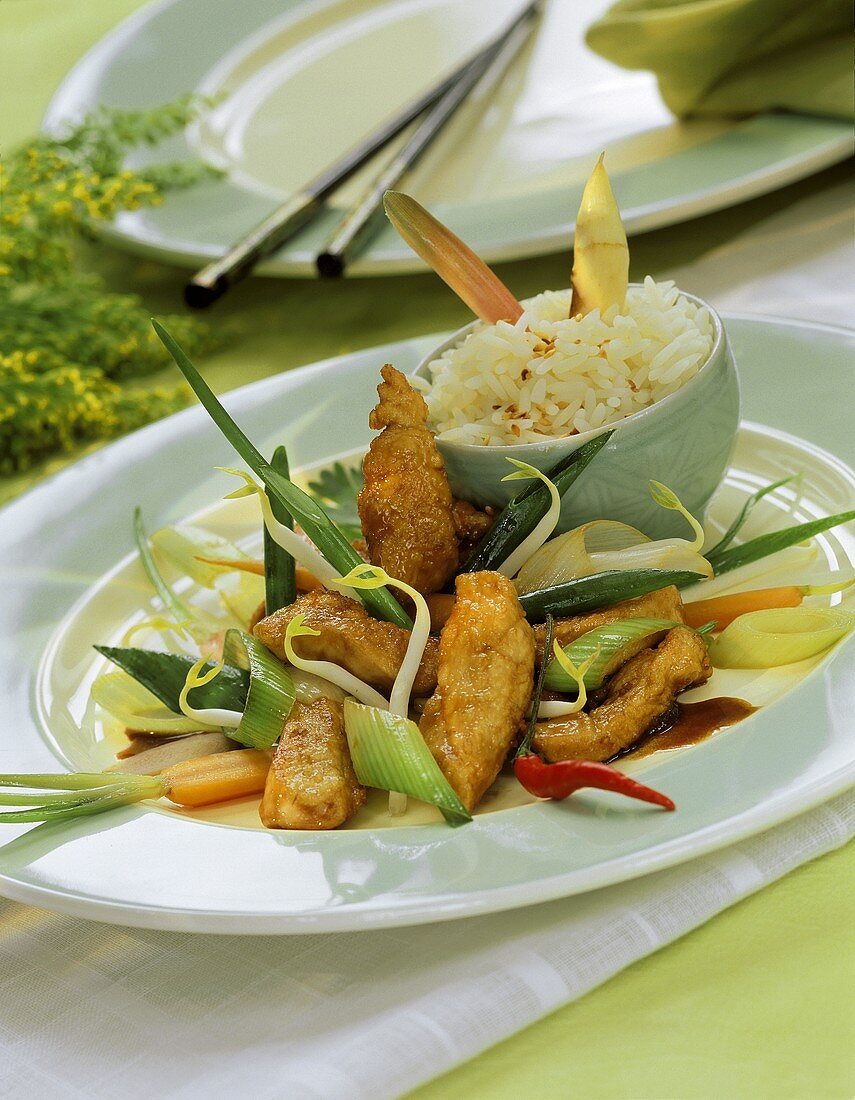 Chinesisches Hühnerragout mit Gemüse und Reis