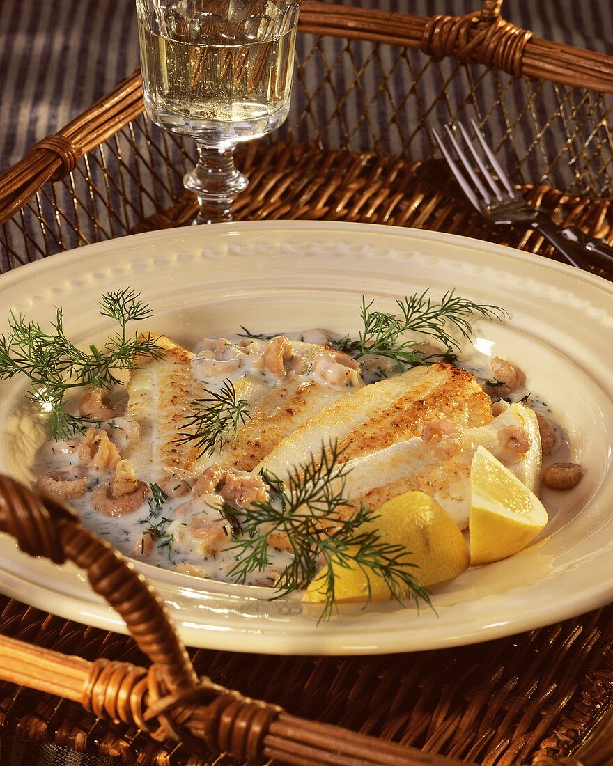 Plaice fillet with shrimps in dill sauce 