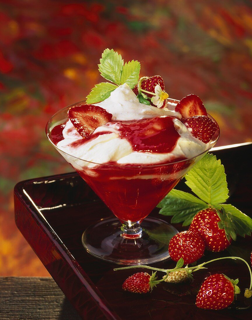 Quarkcreme mit Erdbeermus und frischen Erdbeeren im Glas