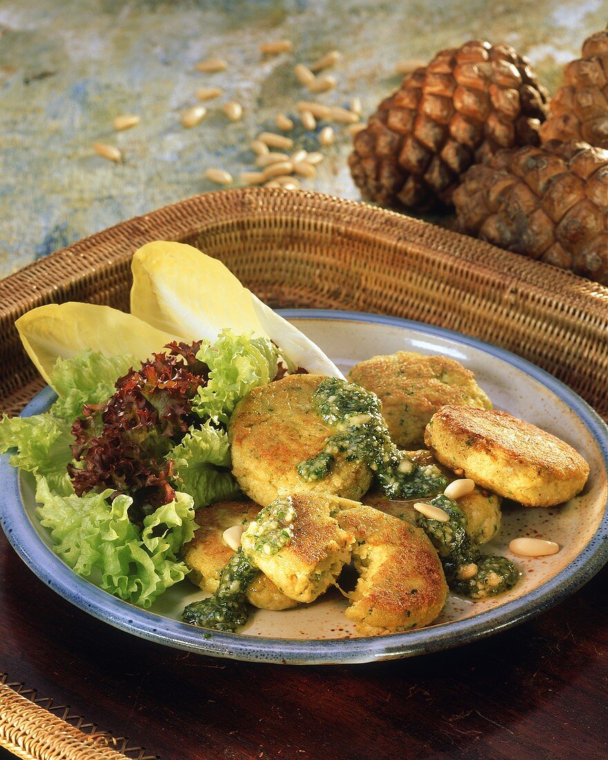 Tofuplätzchen mit Oreganopaste, Pinienkernen und Salat