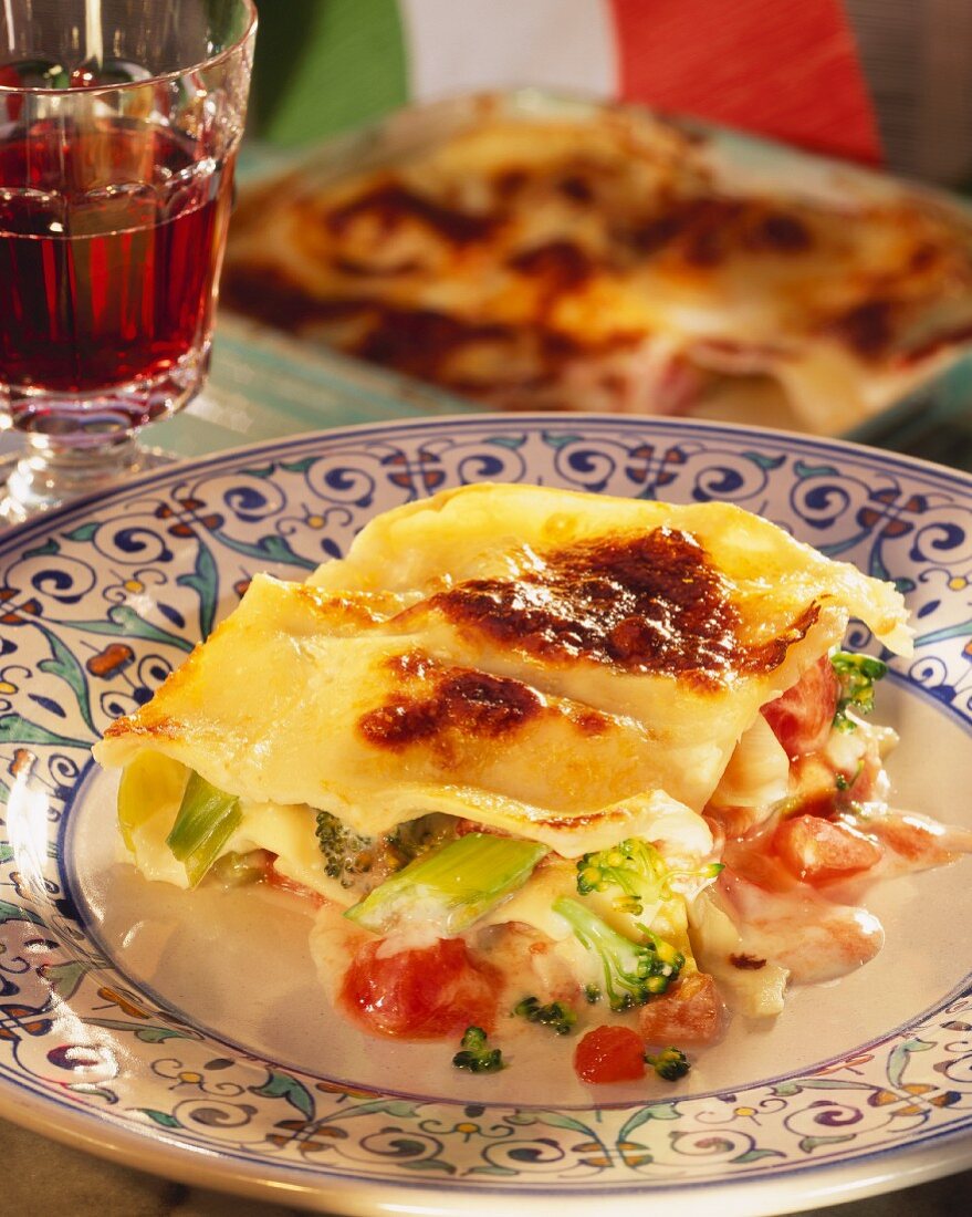 Lasagne mit Lauch und Brokkoli auf Teller