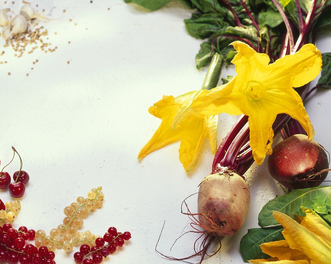 Stillleben mit Roten Beten, Zucchiniblüten und Johannisbeeren