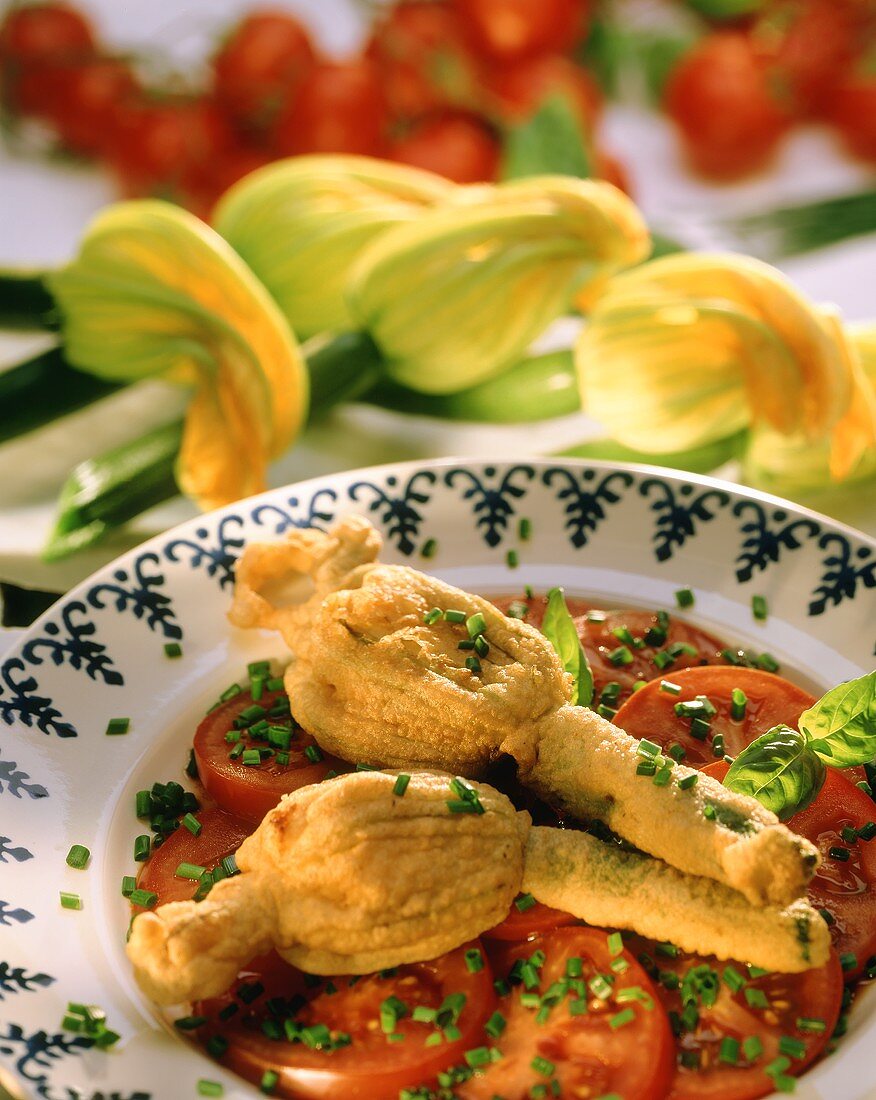 Tomatensalat mit frittierten Zucchiniblüten und Schnittlauch