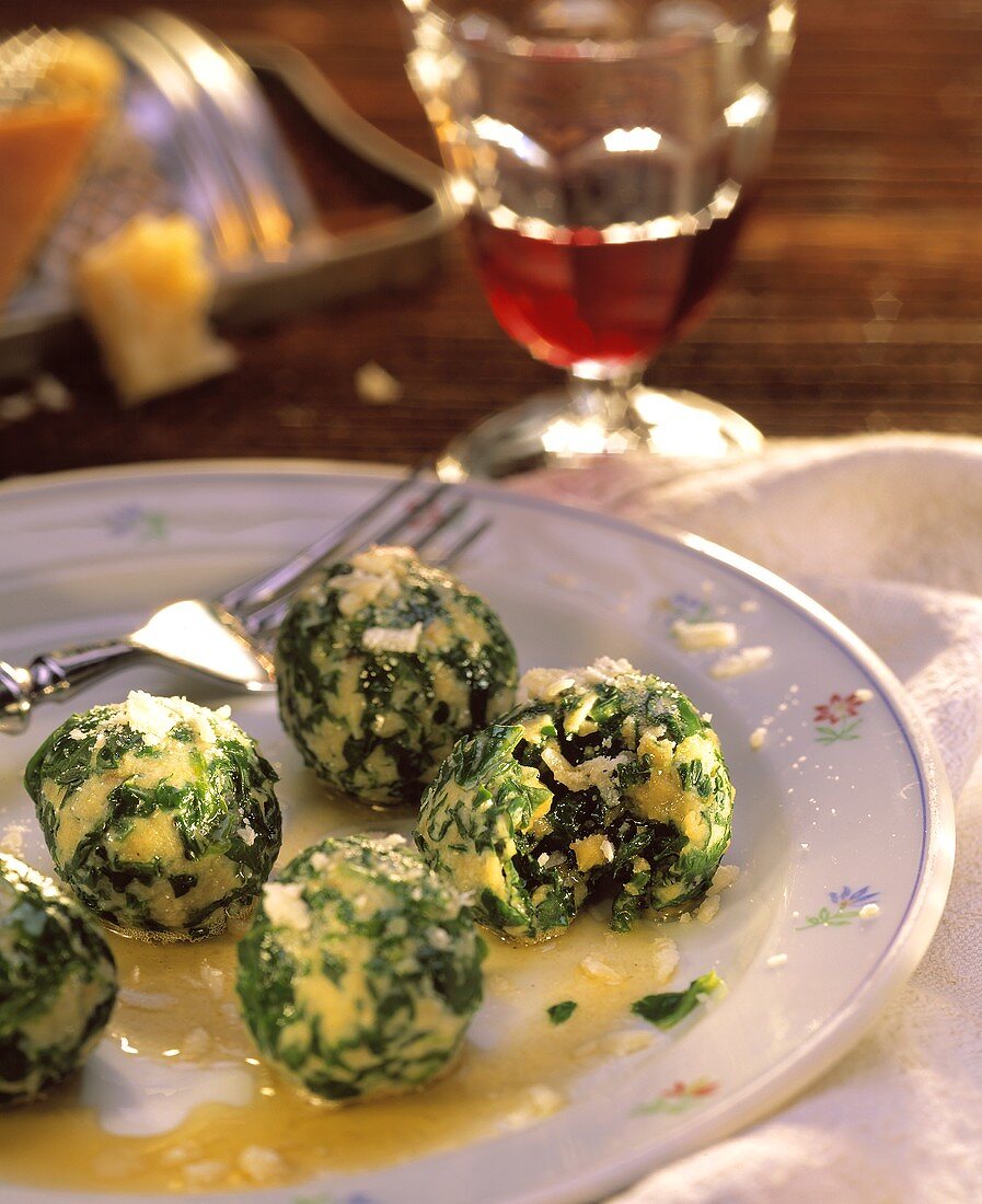 Spinatklösschen mit frischem Parmesan in Buttersauce