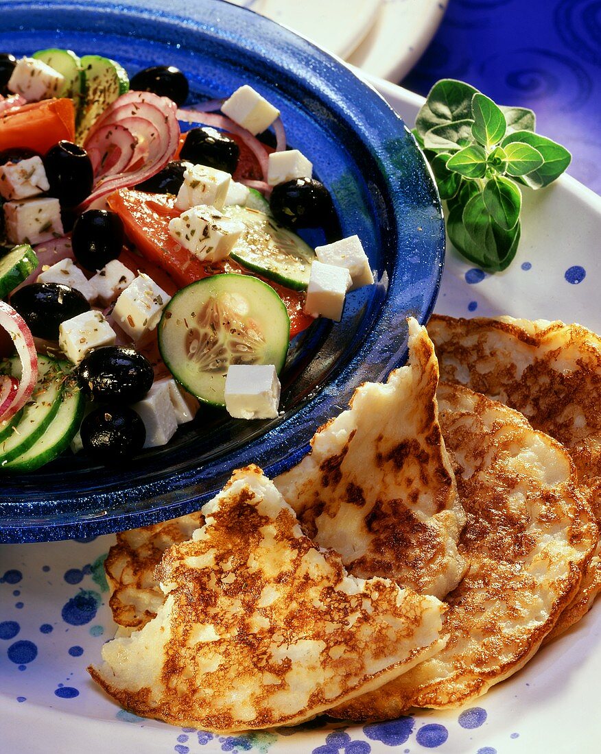 Reispfannkuchen mit griechischem Bauernsalat