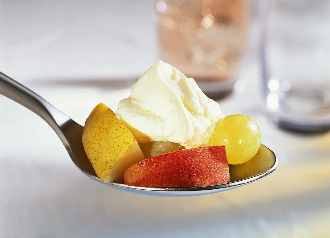 Frische Früchte mit Orangendip auf Löffel