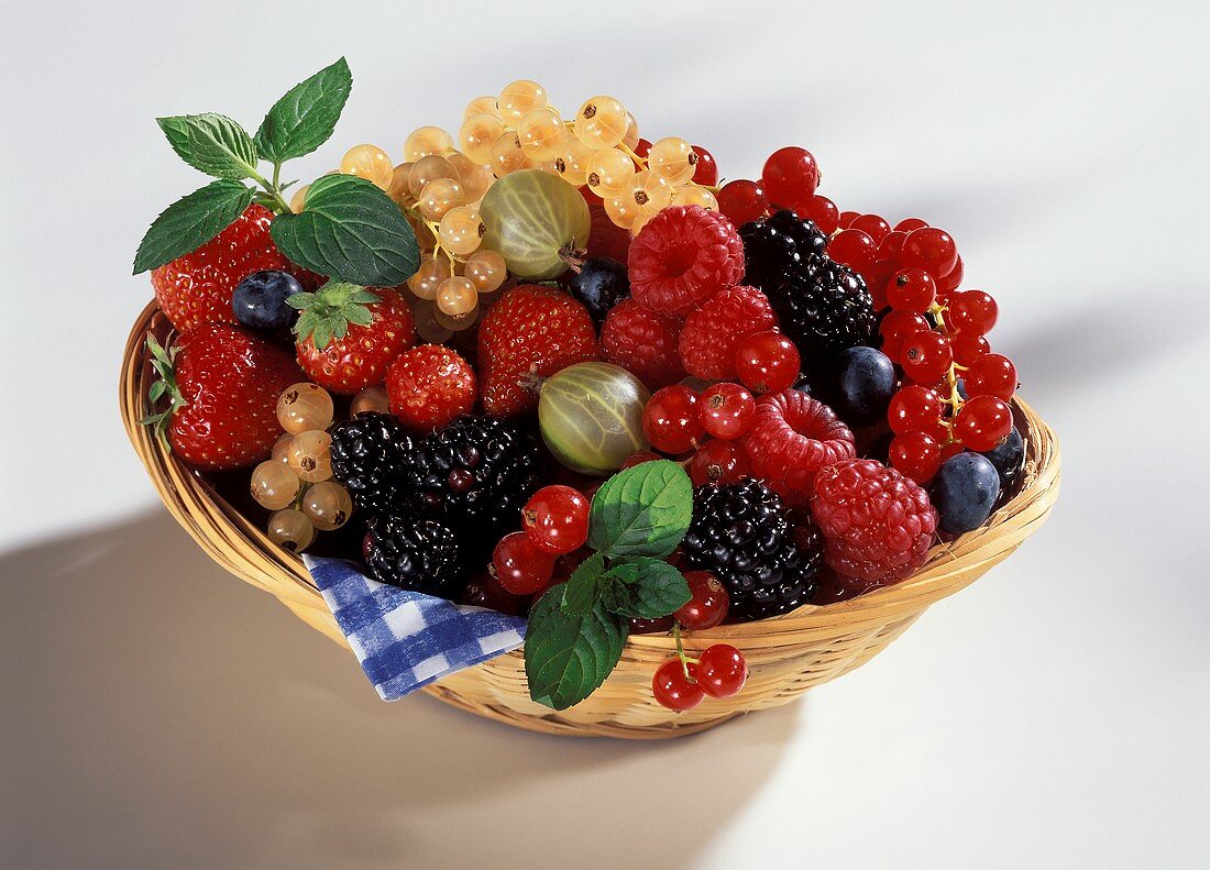 Verschiedene frische Beeren in einem Körbchen