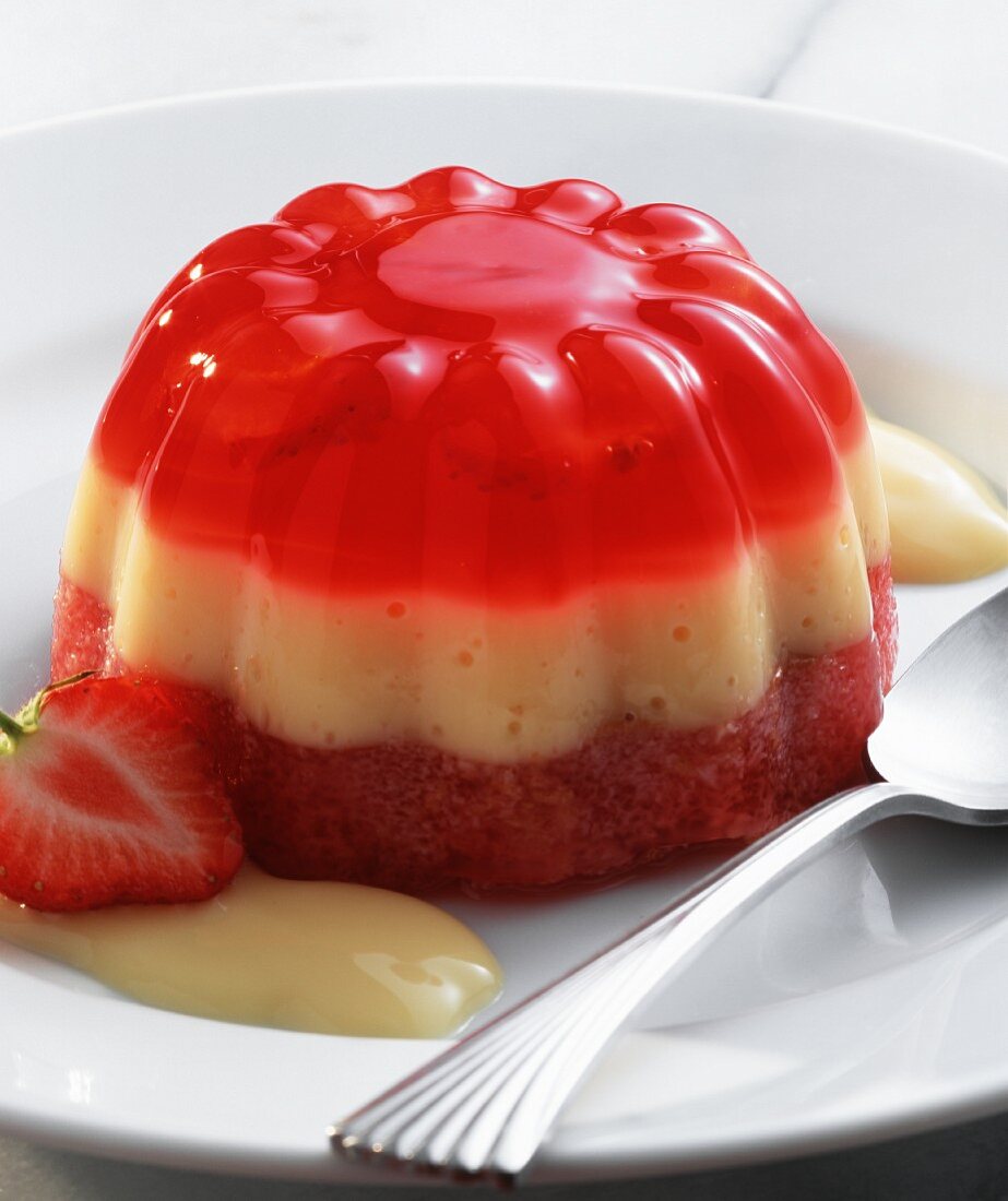 Pudding mit Vanilleschicht und Erdbeergelee
