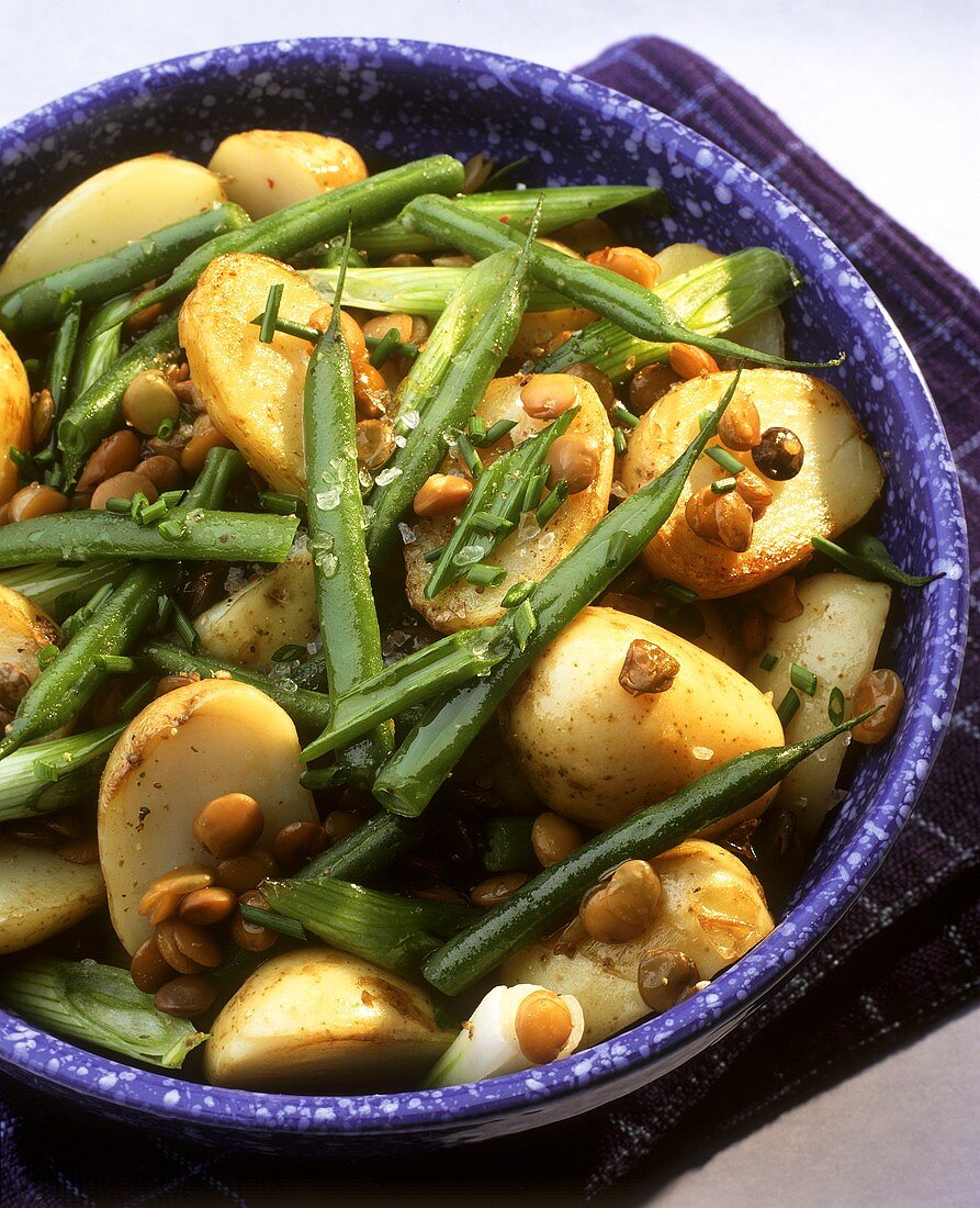 Kartoffelsalat mit grünen Bohnen und Linsen