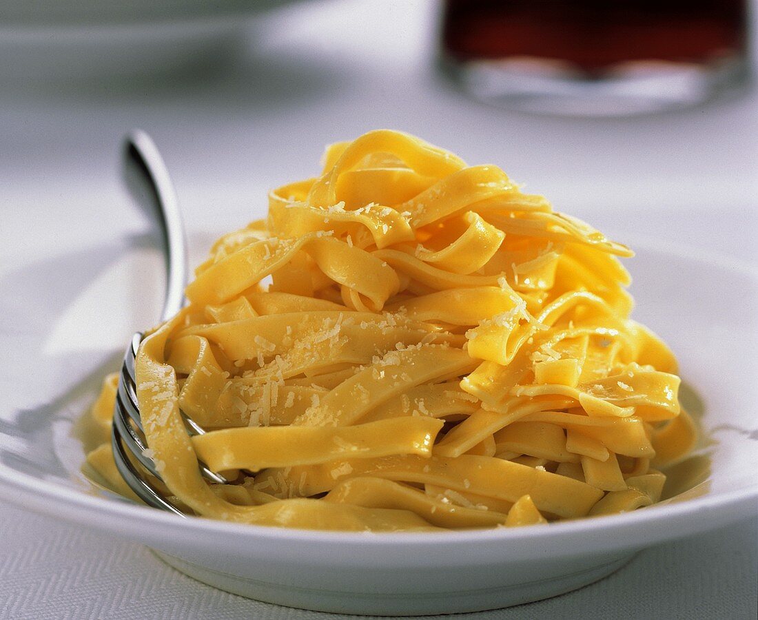 Tagliatelle al formaggio (Bandnudeln mit Parmesan, Italien)