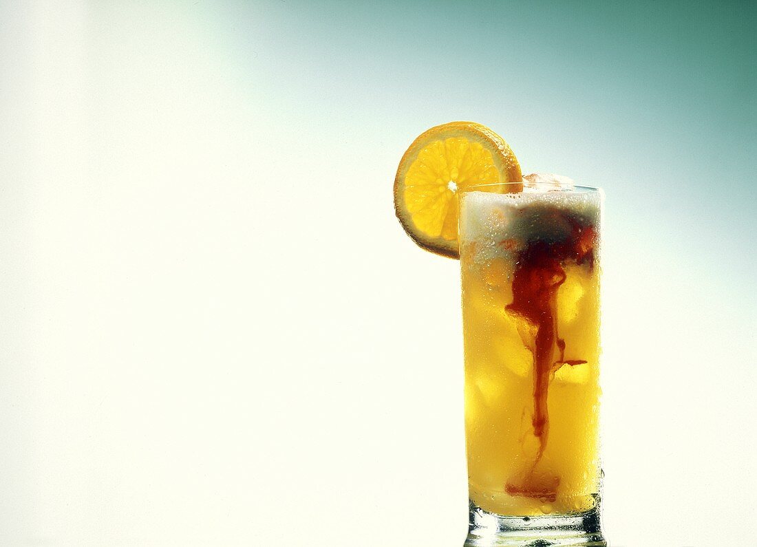 Tequila Sunrise im Longdrinkglas mit Grenadine und Orange
