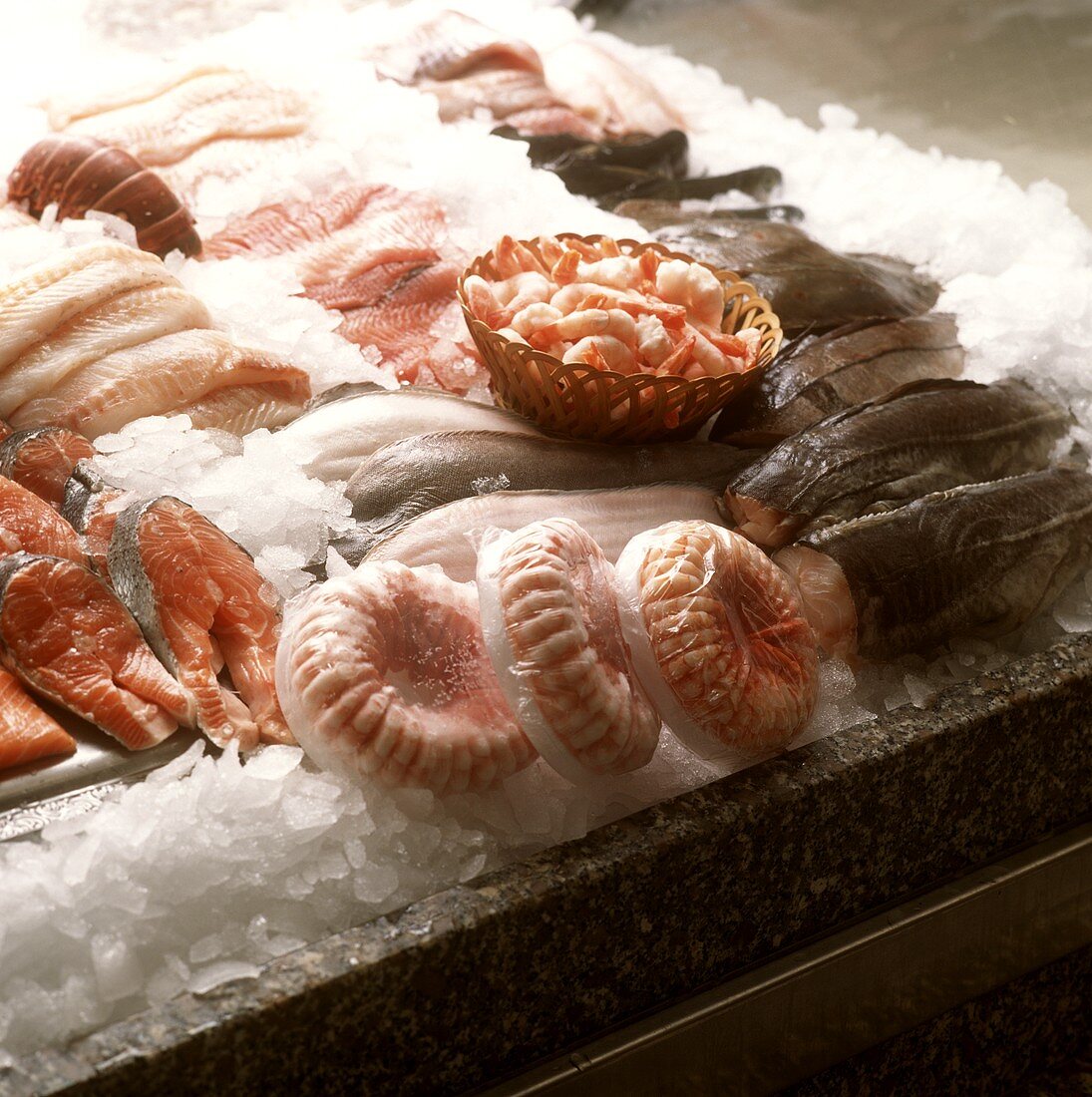 Frische Fische und Garnelen auf Eis an einem Fischstand