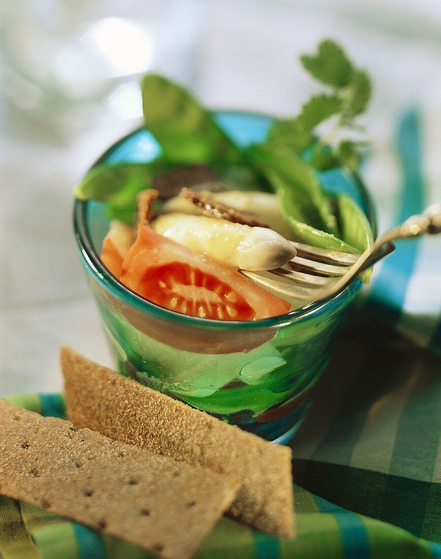 Spargel-Tomaten-Salat mit Zuckerschoten im Glas; Knäckebrot