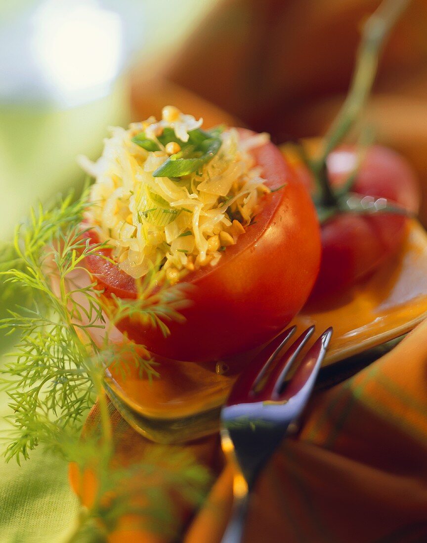 Gefüllte Tomate mit Buchweizen, Sauerkraut, Frühlingszwiebeln