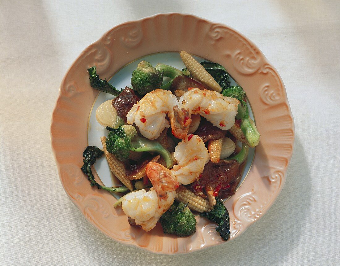 Scampi with spicy vegetables (corncobs, spinach, broccoli)