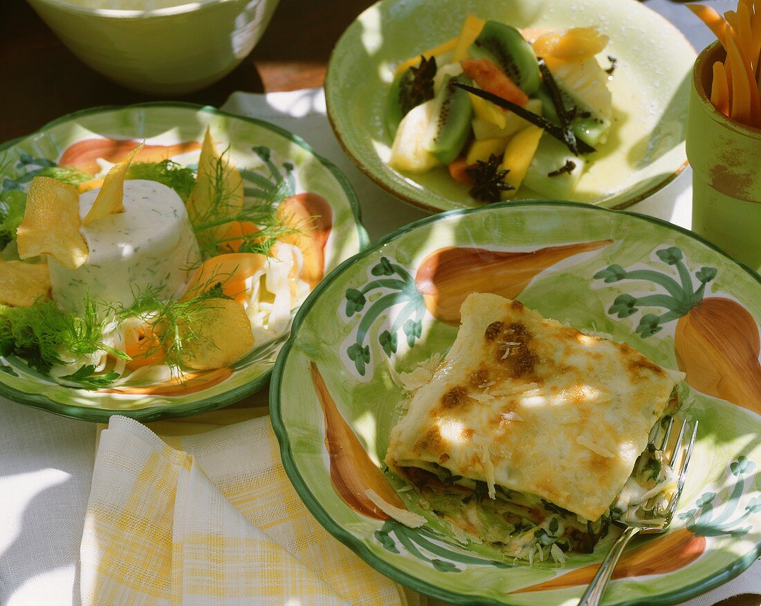 Menü mit Gemüselasagne, Sauerrahmgelee und Fruchtsalat