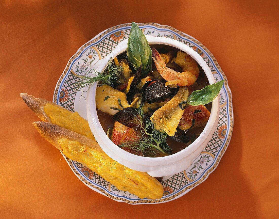 Fischsuppe mit Miesmuscheln und Garnelen im Suppentopf