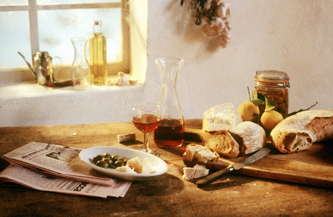 Vorspeisen, Rotwein, Parmesan und Weißbrot auf Holztisch