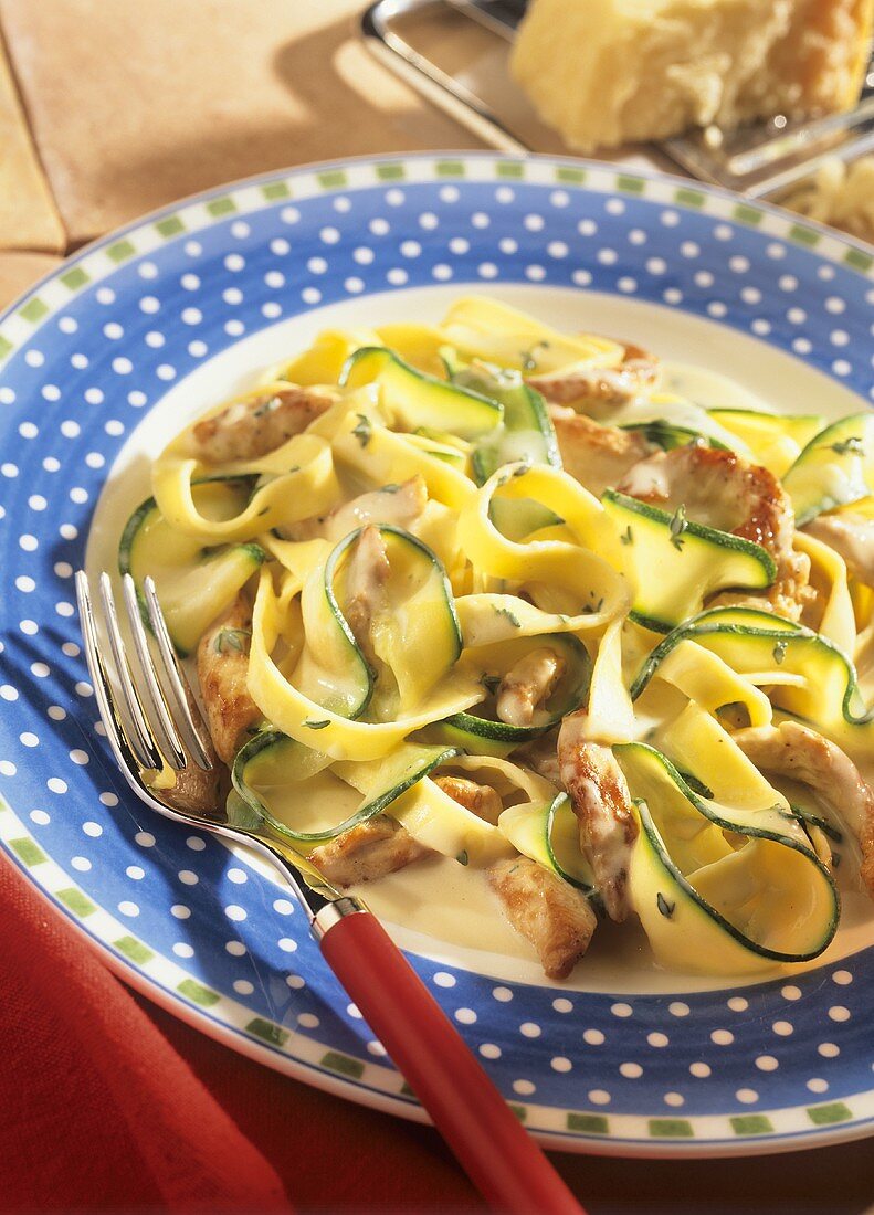 Zucchini mit Nudeln und Putenbrustfilet in heller Sauce