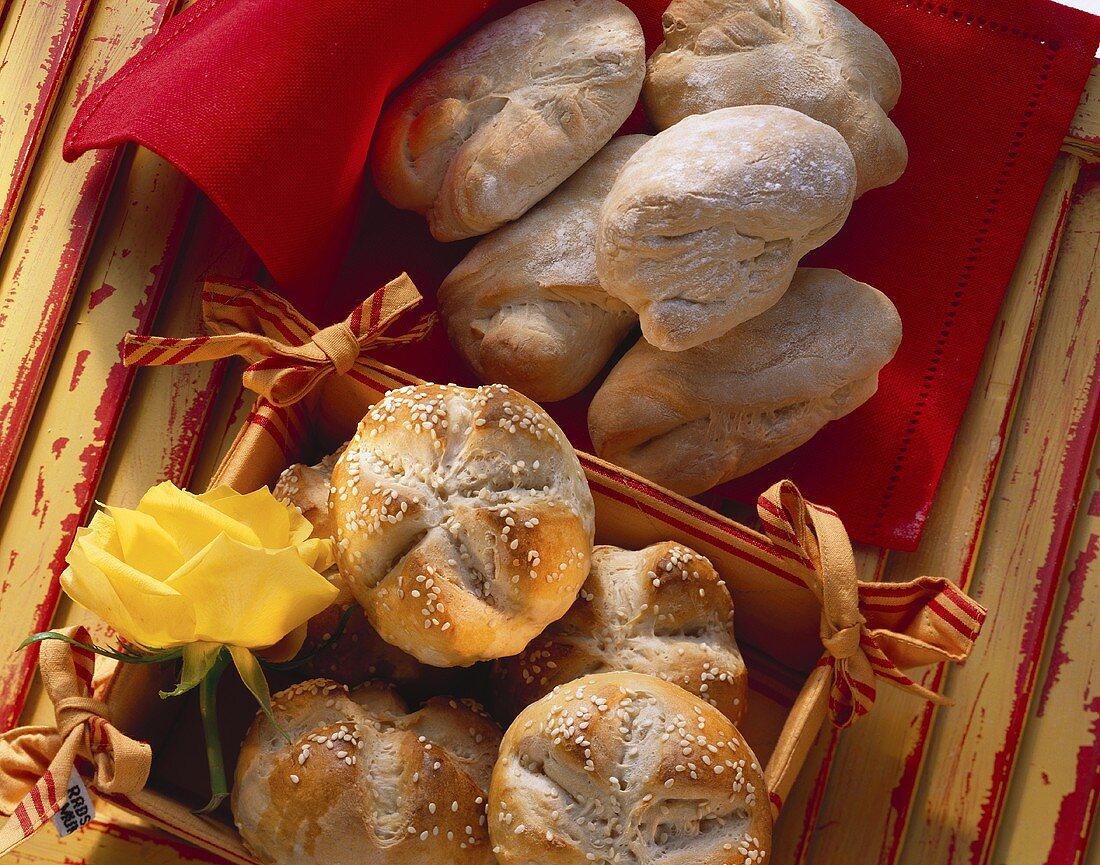 Rose rolls with sesame and panini; décor: yellow rose