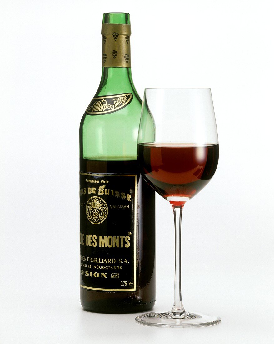 Schweizer Rotwein in Flasche und Glas