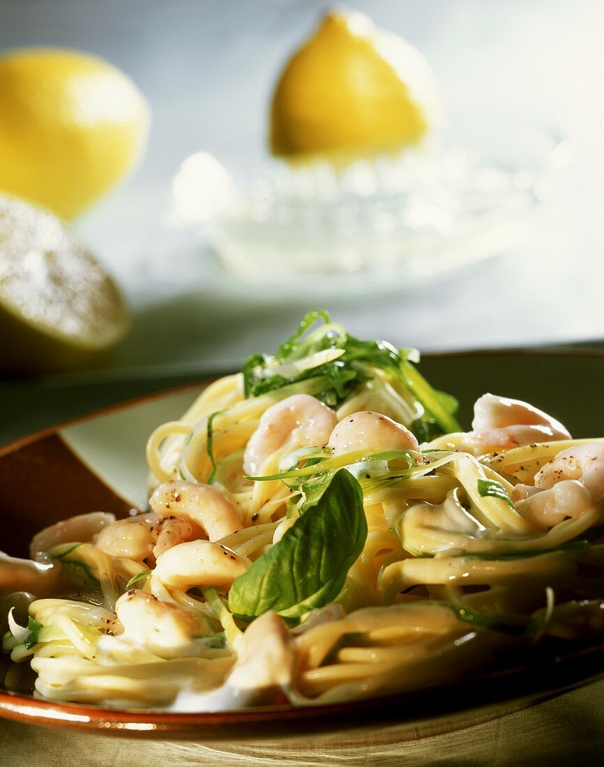 Spaghetti with lemon cream, shrimps and basil